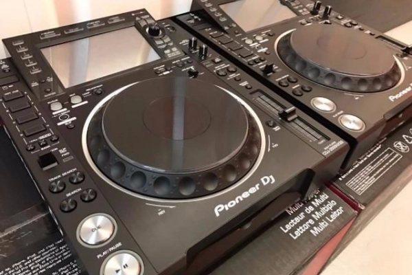 Ogłoszenie - 2x Pioneer CDJ 2000NXS2 DJ Multi Player i 1x DJM-900NXS2 DJ Mixer = 2600EUR - 8 200,00 zł