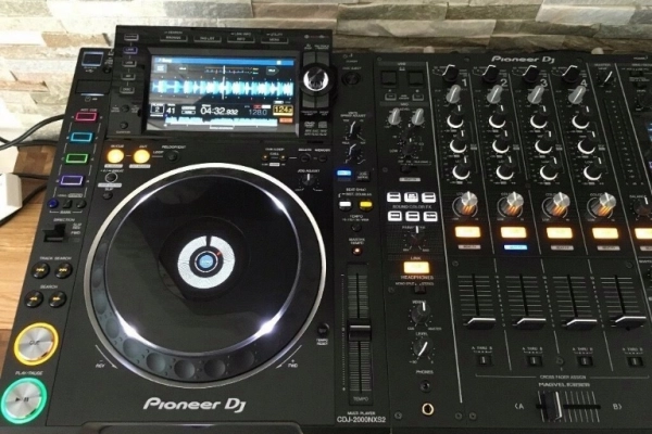 Ogłoszenie - 2x Pioneer CDJ 2000NXS2 DJ Multi Player i 1x DJM-900NXS2 DJ Mixer = 2600EUR - 8 200,00 zł