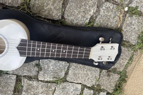 Ogłoszenie - Ukulele białe w etui - 70,00 zł