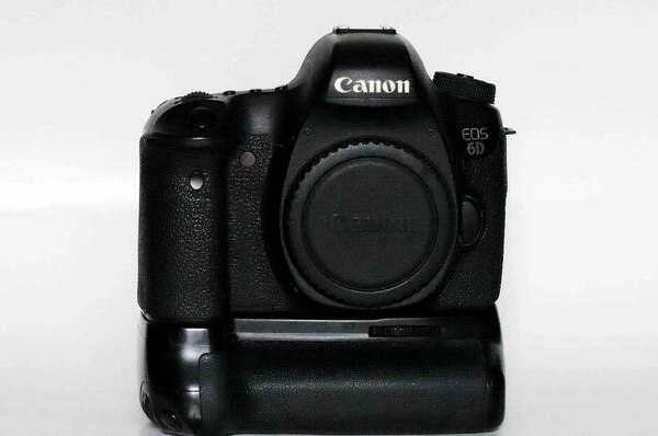 Ogłoszenie - Canon eos 6 D. Body, grip i 3 akumulatorki. OKAZJA ! - 1 290,00 zł