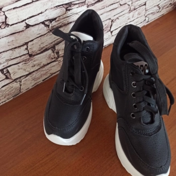 Ogłoszenie - Adidasy na platformie r.36 - 140,00 zł