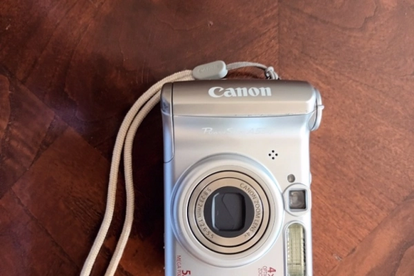 Ogłoszenie - do sprzedaży aparaty fotograficzne Canon A 530 i Z 115,sprawne,mało używane - 50,00 zł