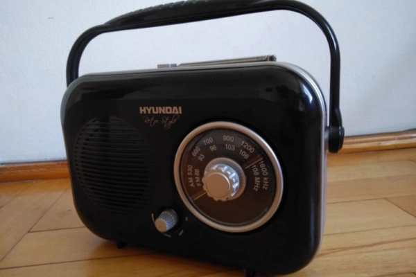 Ogłoszenie - Radio retro antena Hyundai 100 CZARNE na kabel baterie akumulatorki - 70,00 zł