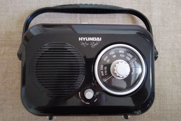 Ogłoszenie - Radio retro antena Hyundai 100 CZARNE na kabel baterie akumulatorki - 70,00 zł