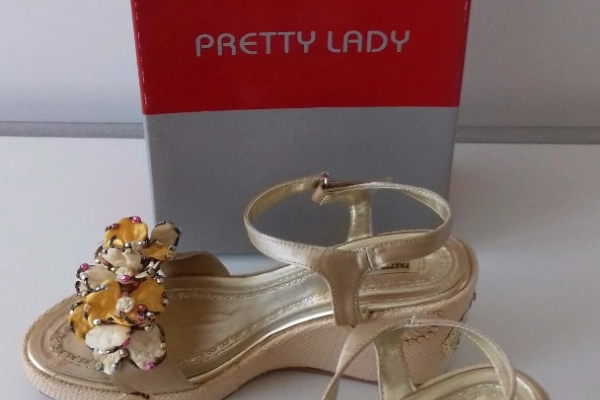 Ogłoszenie - Buty damskie „Pretty Lady”, złote, na koturnie, do sprzedania - 45,00 zł