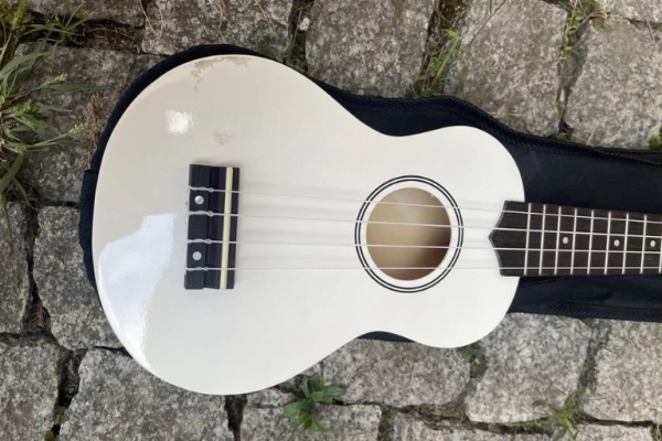 Ogłoszenie - Ukulele białe w etui - 70,00 zł