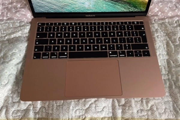 Ogłoszenie - Macbook Air A1932 i5/8GB/256GB Gold Rose 2020 - 2 890,00 zł