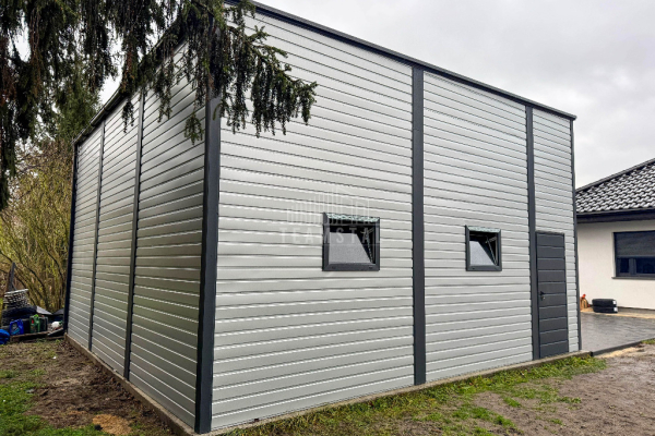 Ogłoszenie - Hala blaszana Magazyn - 7x8m - 2x Brama dwuskrzydłowa - 4x Okno - Drzwi Antracyt Srebrny Rynny dach spad w tył  TS979 - Szczecinek - 31 300,00 zł