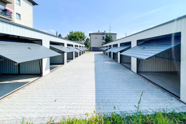 Ogłoszenie - Rząd garaży 28x5,5m - 7x bramy uchylne - biały - antracyt - dach spad w tył  GP489 - Katowice - 47 500,00 zł