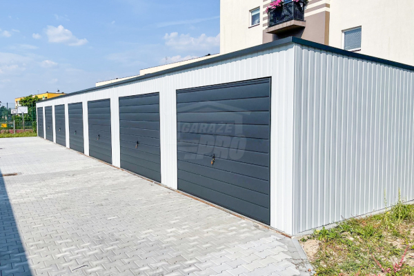 Ogłoszenie - Rząd garaży 28x5,5m - 7x bramy uchylne - biały - antracyt - dach spad w tył  GP489 - Katowice - 47 500,00 zł