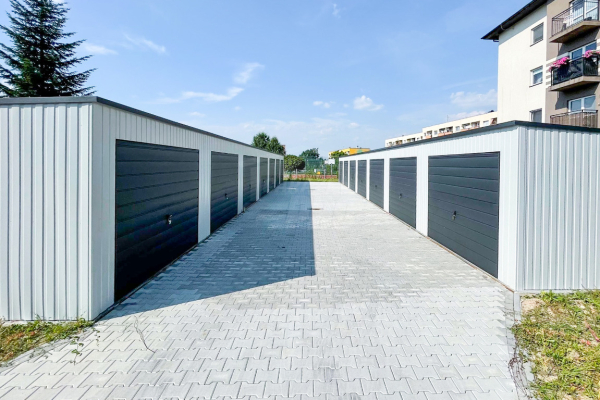 Ogłoszenie - Rząd garaży 28x5,5m - 7x bramy uchylne - biały - antracyt - dach spad w tył  GP489 - Katowice - 47 500,00 zł
