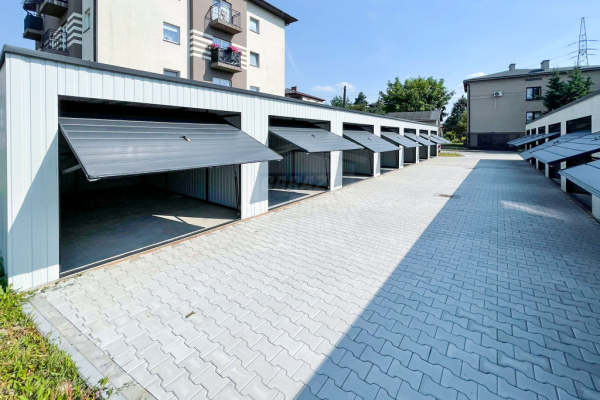 Ogłoszenie - Rząd garaży 28x5,5m - 7x bramy uchylne - biały - antracyt - dach spad w tył  GP489 - Katowice - 47 500,00 zł