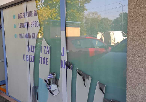 Ogłoszenie - Usługa usuwania folii z okien Pruszków i okolice- demontaż starej folii, usuwanie kleju, mycie szyb, okien, witryn. Zdjęcie 5