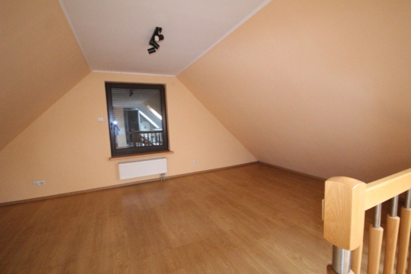 Ogłoszenie - 5pok, 240met, okolice Dębowej BALKON/OGRÓD/2009 (Mędłów). Zdjęcie 9