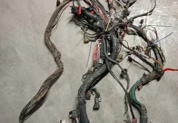 Ogłoszenie - Naprawa odbudowa wiązek instalacji Ciągników. Zdjęcie 1