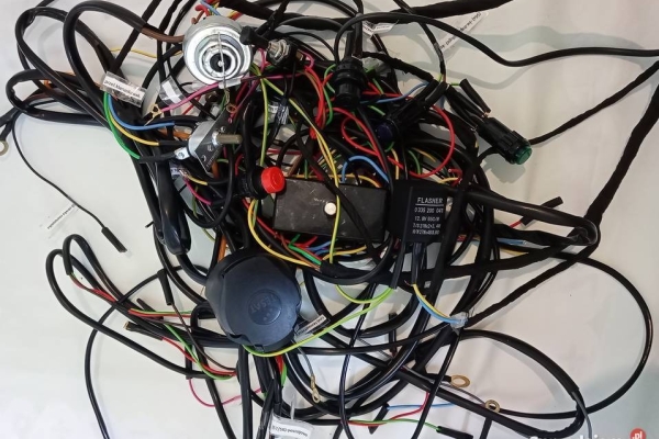 Ogłoszenie - Instalacja elektryczna  T 25 Vladimirec kpl. ze stacyjką od C 360. Zdjęcie 1