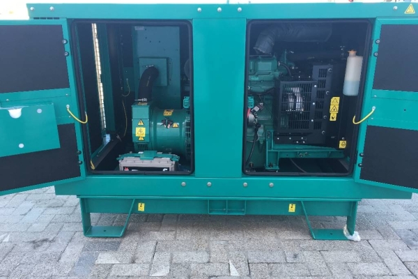 Ogłoszenie - Generator diesla 22 KWA.  2014 Cummins C22D5. Zdjęcie 8