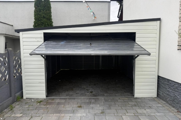 Ogłoszenie - Blaszany Garaż 4x5m – Biały RAL + Grafit, Dach Spad na bok, Brama uchylna. Zdjęcie 1