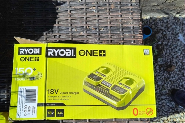 Ogłoszenie - Ładowarka 2-portowa RYOBI ONE+, 18V. Zdjęcie 3
