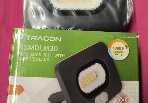 Ogłoszenie - Reflektor Tracon SMD LED, czarny, z czujnikiem ruchu. Zdjęcie 1