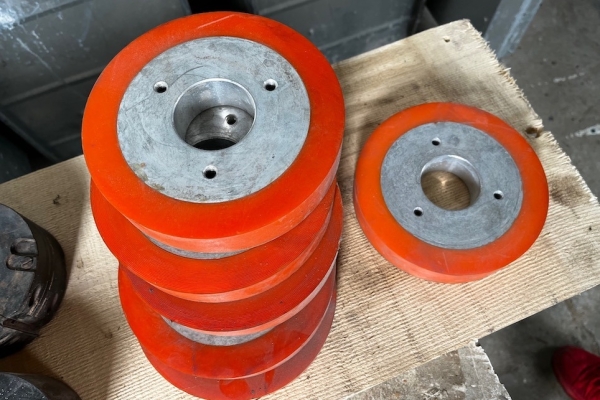 Ogłoszenie - NOWE rolki dociskowe – koła, zdemontowane z nakładarki gładzi firmy MAKOR TF/P. Zdjęcie 1