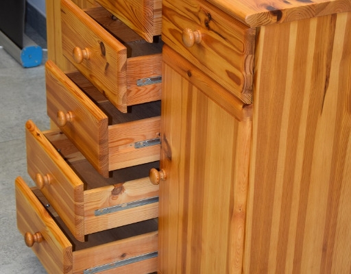 Ogłoszenie - komoda z drewna sosnowego - jak nowa. Zdjęcie 4