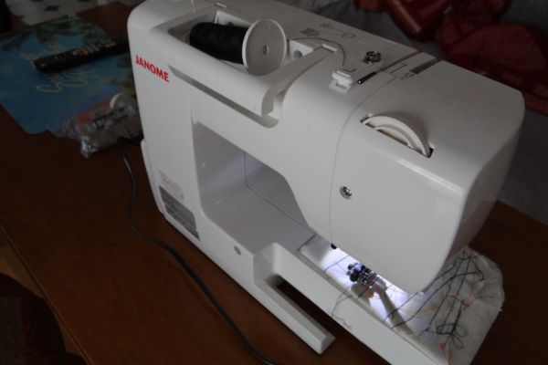Ogłoszenie - Maszyna  do szycia  Janome  603  używana  prawie  jak  nowa .. Zdjęcie 2