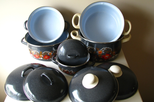 Ogłoszenie - Solidne czeskie garnki emaliowane z czasów PRL z pokrywkami  komplet 5 garnków. Zdjęcie 2