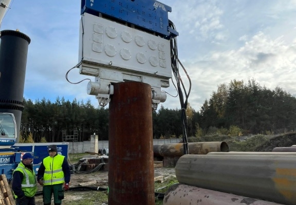 Ogłoszenie - Oferta dotyczy najmu wibromłota SVR 120NF, zasilacz hydrauliczny. Zdjęcie 1