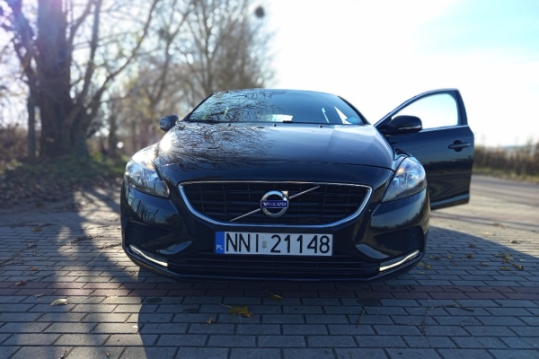 Ogłoszenie - Sprzedam Volvo V40 z oszczędnym ale mocnym silnikiem 2.0, 190KM. Zdjęcie 1