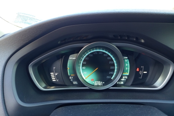 Ogłoszenie - Sprzedam Volvo V40 z oszczędnym ale mocnym silnikiem 2.0, 190KM. Zdjęcie 9