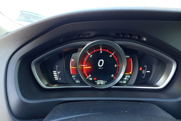 Ogłoszenie - Sprzedam Volvo V40 z oszczędnym ale mocnym silnikiem 2.0, 190KM. Zdjęcie 10