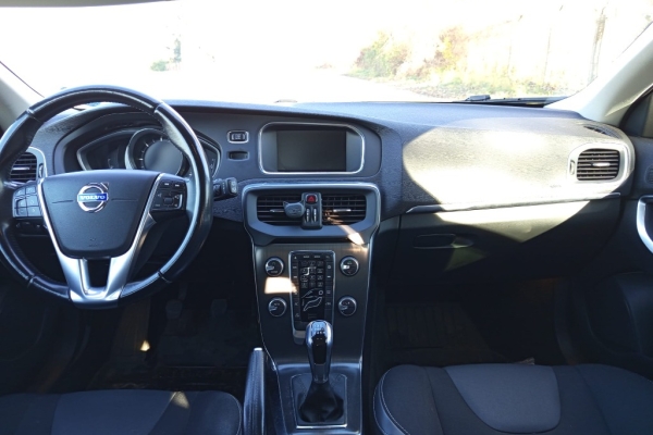 Ogłoszenie - Sprzedam Volvo V40 z oszczędnym ale mocnym silnikiem 2.0, 190KM. Zdjęcie 6