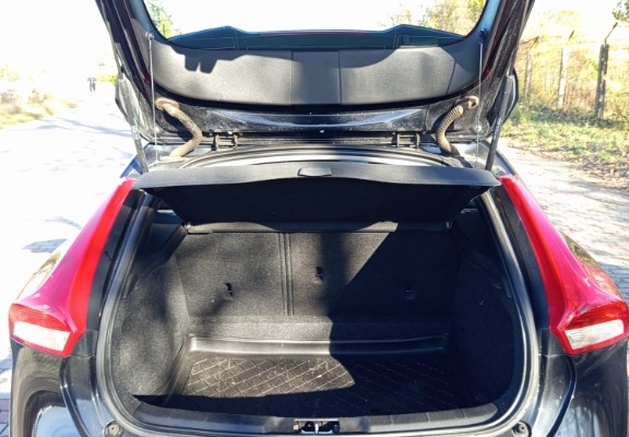 Ogłoszenie - Sprzedam Volvo V40 z oszczędnym ale mocnym silnikiem 2.0, 190KM. Zdjęcie 8