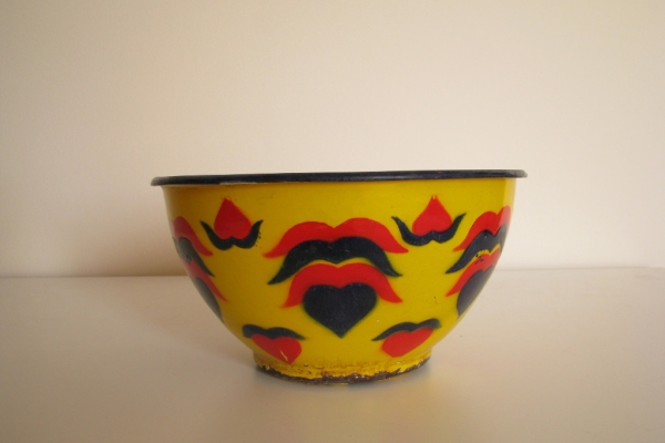 Ogłoszenie - Piękna, stara, metalowa, emaliowana na żółto miska we wzory. Zdjęcie 2