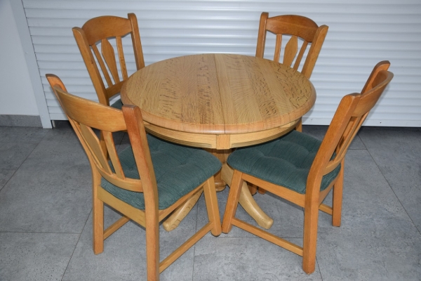 Ogłoszenie - stół rozkładany i 4 krzesła - cały komplet z drewna dębowego. Zdjęcie 1