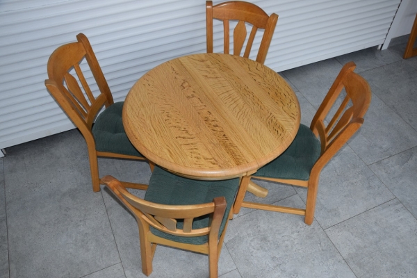 Ogłoszenie - stół rozkładany i 4 krzesła - cały komplet z drewna dębowego. Zdjęcie 2