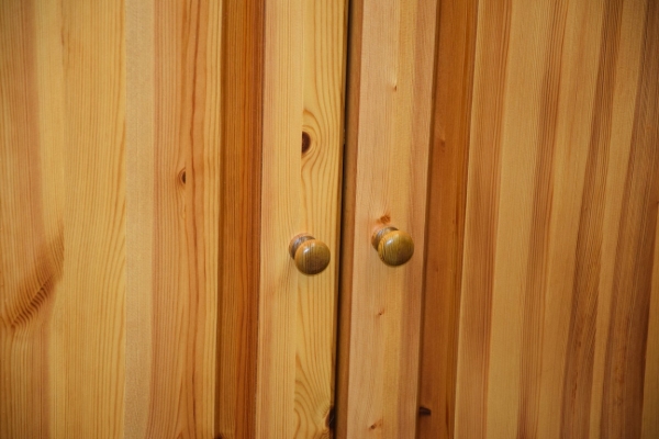 Ogłoszenie - komoda z drewna sosnowego - jak nowa. Zdjęcie 5