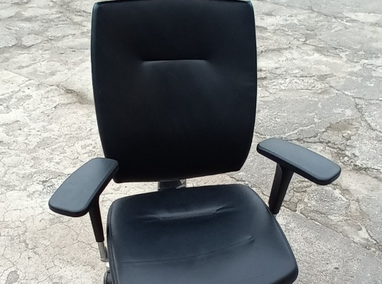 Ogłoszenie - Fotel Gabinetowy czarny, stan bardzo dobry, FAKTURA VAT !! Bez uszkodzeń !. Zdjęcie 1