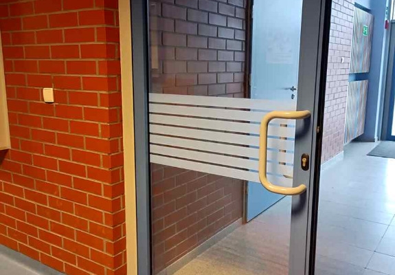 Ogłoszenie - Folie matowe paski-  matowy mrożony pas- Wyklejanie szyb-Folie dekoracyjne matowe paski -Oklejanie biur Warszawa -Folkos. Zdjęcie 4