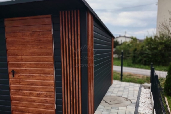 Ogłoszenie - Schowek - domek ogrodowy 5x4m - drzwi - okno - dekor z lameli - antracyt - dach spad w tył - rynna ID1108. Zdjęcie 5