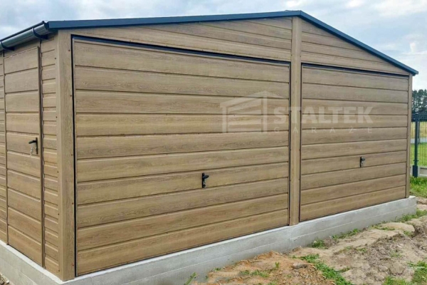 Ogłoszenie - Garaż blaszany 6x5,8m - 2x brama uchylna - drzwi - okno - winchester - drewnopodobny - rynny - dach dwuspadowy ST137. Zdjęcie 2