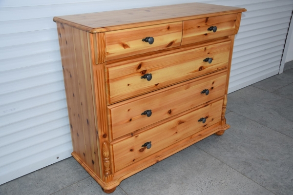 Ogłoszenie - komoda z drewna sosnowego - jak nowa. Zdjęcie 2