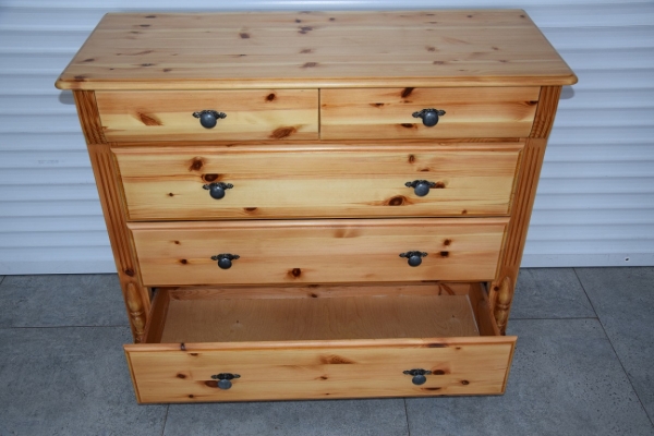 Ogłoszenie - komoda z drewna sosnowego - jak nowa. Zdjęcie 4