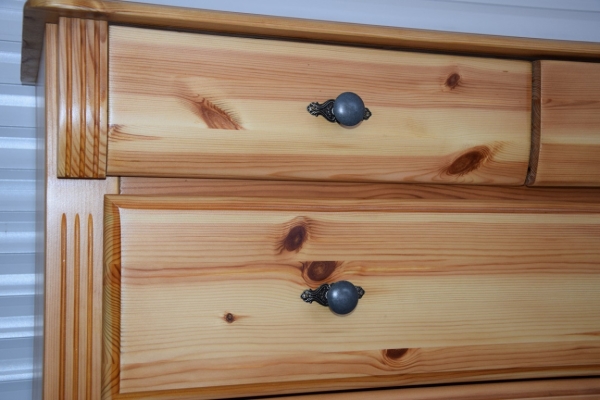 Ogłoszenie - komoda z drewna sosnowego - jak nowa. Zdjęcie 6