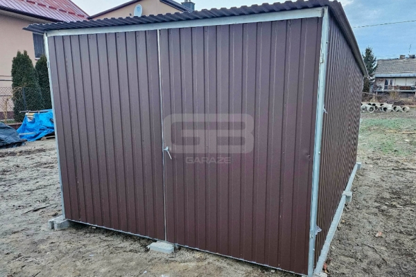 Ogłoszenie - Garaż blaszany 3x4m - wolnostojący - brama dwuskrzydłowa - okno - ciemny brąz - spad w tył GB137. Zdjęcie 3
