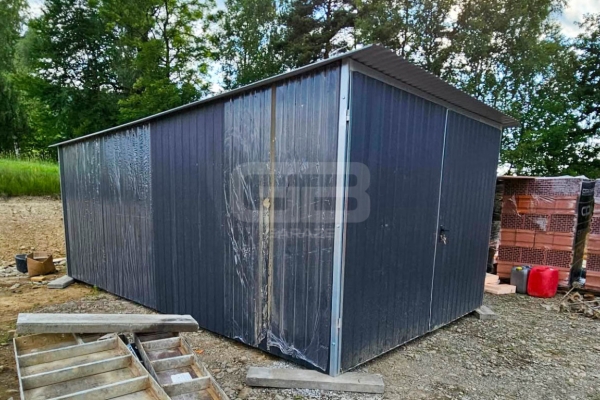 Ogłoszenie - Garaż blaszany 3×5 m – II gatunek – idealny na budowę – wolnostojący – brama – dach jednospadowy GB116. Zdjęcie 1