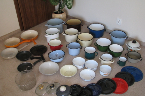 Ogłoszenie - Emaliowane garnki, pokrywki, patelnie, miski, durszlak, koszyk na frytki - retro PRL. Zdjęcie 1