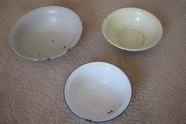 Ogłoszenie - Emaliowane garnki, pokrywki, patelnie, miski, durszlak, koszyk na frytki - retro PRL. Zdjęcie 10