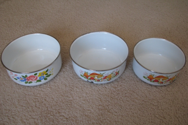 Ogłoszenie - Emaliowane garnki, pokrywki, patelnie, miski, durszlak, koszyk na frytki - retro PRL. Zdjęcie 9